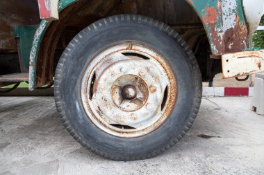 Vintage paslı yeşil kamyon araba garajında tekerlek