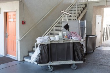 Kahya otel temizlik aracı arabası vardır motel alan geçit üzerinde