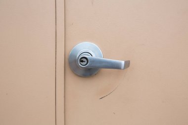 Anahtar deliği ile modern metal kapı kolu