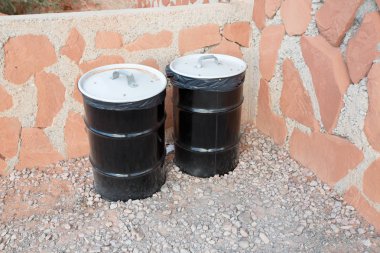 iki siyah çöp ile kapamak köşesinde