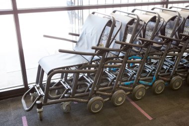 Tekerlekli sandalye servisi için devre dışı bırakmak Havaalanı terminal insanlarda