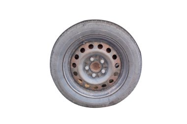 Eski lastik ve tekerlek üzerinde beyaz arka plan izole