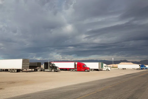 Kamyon yük çekerek karayolunda otopark. Ulaşım tema. Yol cars Tema.