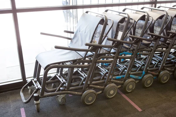 Tekerlekli sandalye servisi için devre dışı bırakmak Havaalanı terminal insanlarda