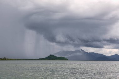 Fırtına bulutları ray denizin üzerinde ışık ile görünümünü