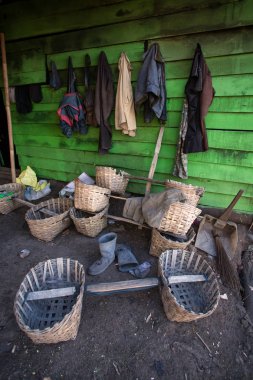 Kawah Ijen'de volkan Doğu Java, Endonezya'nın içinde işçinin dinlenme alanı.
