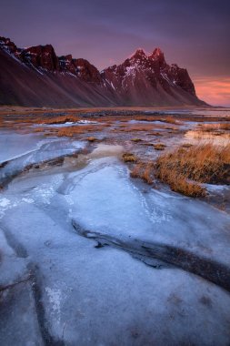 Günbatımı renkleri kış buz Vestrahorn Mountain Stokksnes Yarımadası'nda, Hofn, İzlanda