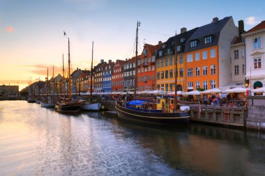 Ünlü Nyhavn iskele mimarisi eski şehir Kopenhag, Danimarka için doğal akşam Panoraması