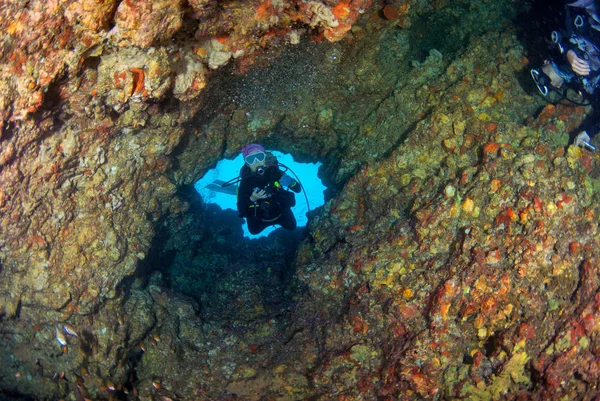 Mujer Joven Buceando Una Cueva Sur Andamán Krabi Tailandia — Foto de Stock