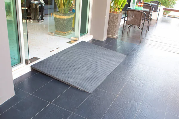 Metal rampa yol desteği devre dışı tekerlekli sandalye insanlar için. 