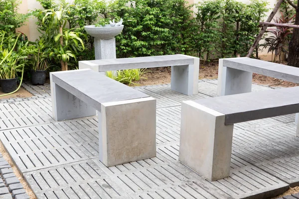 Taş masa sandalye park ve dinlenme alanı