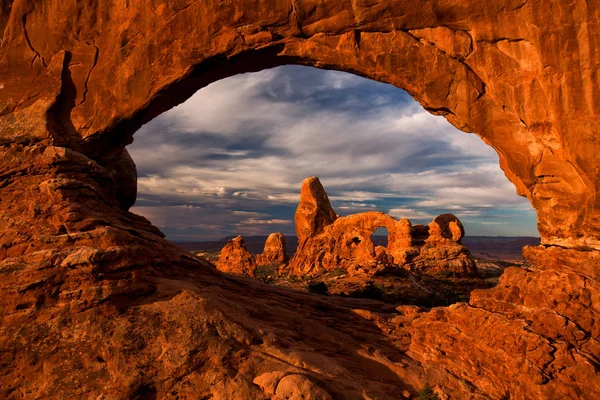 Taret Arch Arches National Park, Utah, ABD Kuzey penceresinden görünümü gündoğumu
