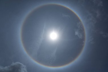 Fantastik güzel güneş halo olgu ya da dairesel gökkuşağı güneş. (optik fenomen)