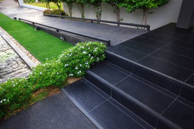 Binanın beton rampa yolu ile adım karo zemin desteği devre dışı tekerlekli sandalye insanlar infront için. 