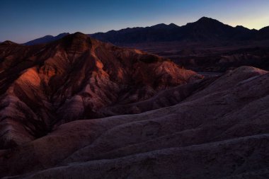 Zabriskie noktası Sunrise, ölüm Vadisi Milli Parkı, Kaliforniya, ABD, renkli sırtlar.