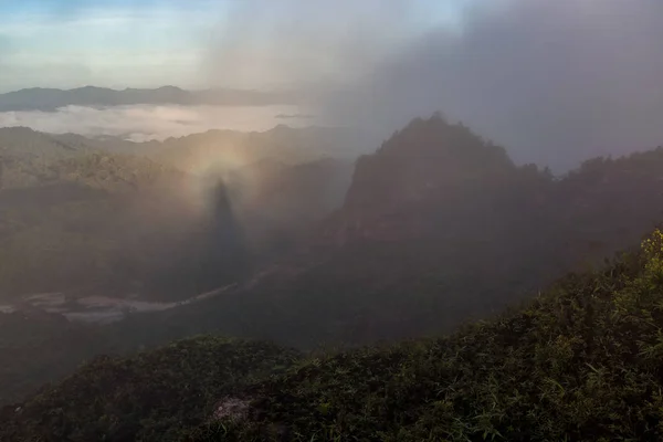 Phénomène Naturel Gloire Arc Ciel Sur Montagne Avec Brume Phu — Photo