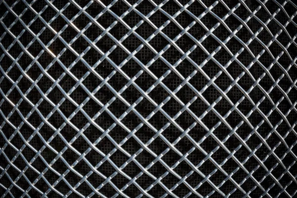 siyah arka plan üzerine düzenli desenli metal kafes veya alüminyum kılavuz