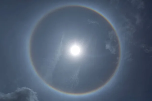 Fantastik güzel güneş halo olgu ya da dairesel gökkuşağı güneş. (optik fenomen)