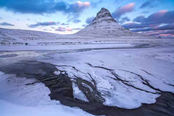 Hermoso Amanecer Kirkjufell Montaña Con Cascadas Agua Invierno Islandia —  Fotos de Stock