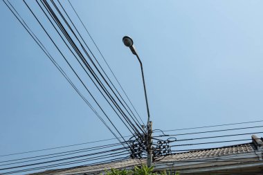 dağınık elektrik telleri ve bulutlu gökyüzü ile sokak ışık