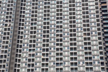 Teras ve binaların arka planda windows