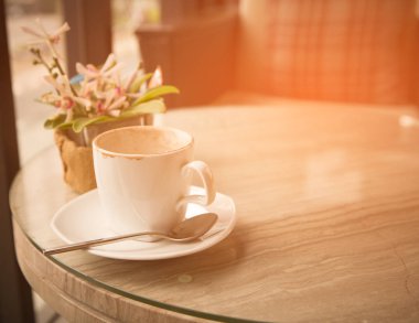 Kahve fincanı boş ve caf tablo çiçek