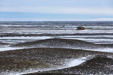 küçük evler-Vik İzlanda'daki yakınındaki dağ arka plan ile