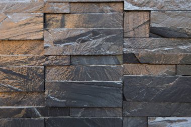 Siyah arduvaz taş duvar arka plan ve doku güneş ışığı ile