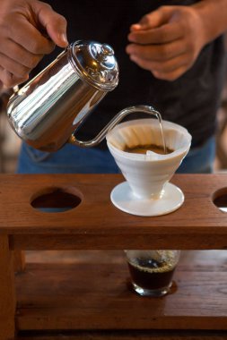 El filtre kahve, kahve yerde filte ile su dökme Barista