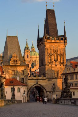 Doğal yaz gündoğumu havadan görünümü Charles Bridge Prag, Çek Cumhuriyeti