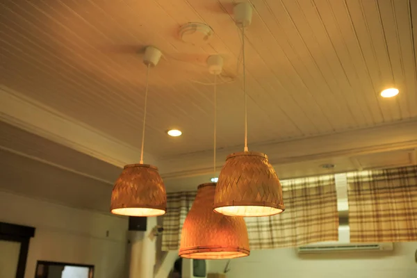 竹製の天井にクラシックなスタイルのシャンデリア照明インテリア — ストック写真