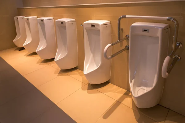 Lijn Van Wit Porselein Urinoirs Luchthaven Openbare Toiletten — Stockfoto
