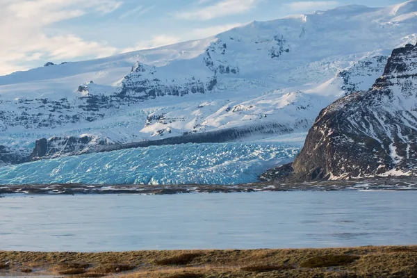 冰山和冰川与山在 Jokulsarlon Vatnajokull 国家公园 — 图库照片