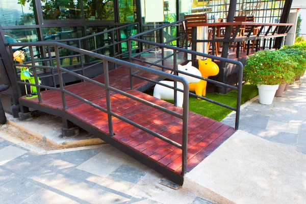 benzin istasyonunda desteği devre dışı tekerlekli sandalye insanlar için rampa yol