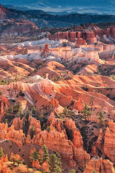 Kırmızı kumtaşı hoodoos Bryce Canyon Milli Parkı'nda Utah, ABD çarpıcı doğal görünümü