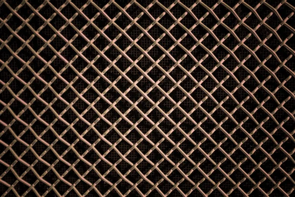 siyah arka plan üzerine düzenli desenli bakır metal kafes veya alüminyum kılavuz