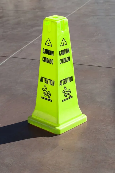 绿色滑地板表面警告标志和标志在大厦 办公室 洗手间 概念相片危险 — 图库照片