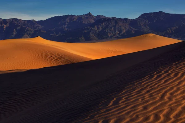 Mesquite gündoğumu, kum tepelerine üzerine kum dalgaları düz dunes, Ölüm Vadisi Milli Parkı, Kaliforniya, ABD.