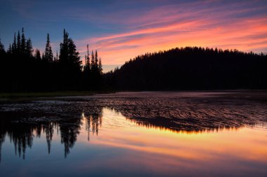 Rainier Dağı doğal görünümünü yansıma göller arasında günbatımında yansıtıyordu.
