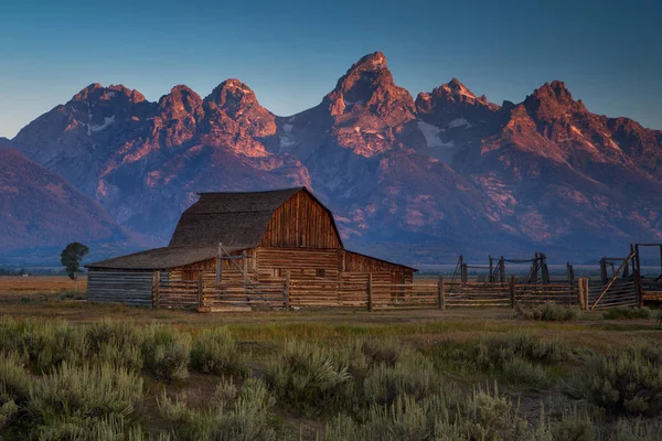 Sunrise tarihi Moulton ahırı Grand Teton Milli Parkı, Wyoming, ABD.