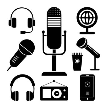 Podcast ve ses kayıt cihazları koleksiyonu. Beyaz arka planda izole edilmiş mikrofonlar, kulaklıklar ve akıllı telefon da dahil.