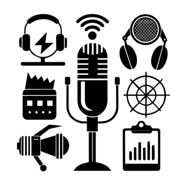 Beyaz arkaplanda izole edilmiş mikrofonlar, kulaklıklar ve kayıt cihazları içeren podcast ve yayın simgeleri koleksiyonu