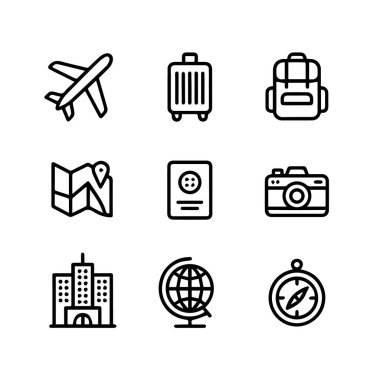 Seyahat ve turizm simgeleri arasında uçak, çanta, sırt çantası, harita, pasaport, kamera, bina, dünya ve beyaz arka plan teknolojisi arka planında izole edilmiş pusula yer alıyor.