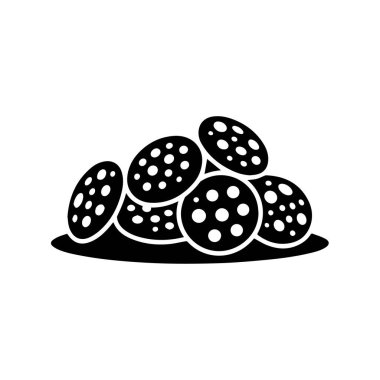 Dilimlenmiş salam yığını ya da sosis mermileri görünür biber taneleri, beyaz arka plan teknolojisi arka planında izole edilmiş.