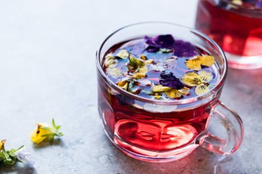 Yenilebilir çiçekler kırmızı bitkisel çay. Organik içecek.
