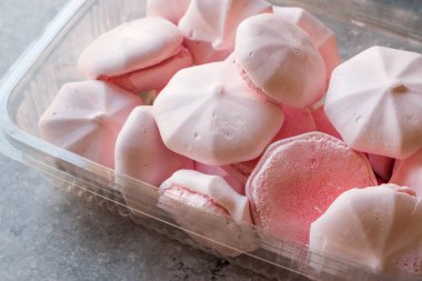 Pembe Meringues plastik kap içinde / kutu veya paket. Şekerlemeler.
