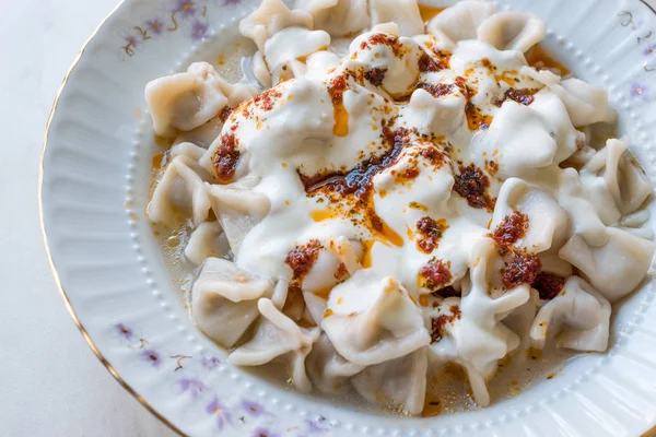 Turkse Manti Manlama Ravioli Met Yoghurt Gebakken Boter Saus Traditionele — Stockfoto