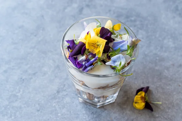 Granola Parfait Com Iogurte Flores Comestíveis Muesli Alimentos Orgânicos — Fotografia de Stock