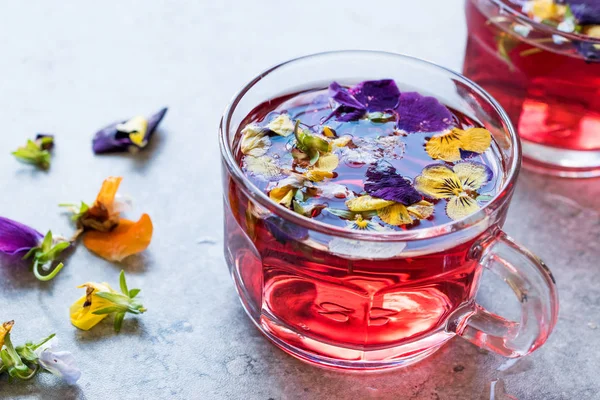 Yenilebilir Çiçekler Kırmızı Bitkisel Çay Organik Içecek — Stok fotoğraf