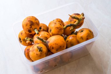 Yenidünya erik meyve / Eirobotrya Japonica yemeye hazır. Organik gıda.